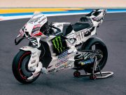 Aprilia Racing merayakan ulang tahun ke-80 Vespa dengan corak Perla Bianca di Misano.