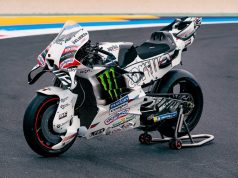 Aprilia Racing merayakan ulang tahun ke-80 Vespa dengan corak Perla Bianca di Misano.