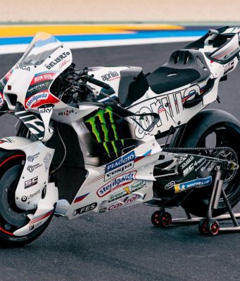 Aprilia Racing merayakan ulang tahun ke-80 Vespa dengan corak Perla Bianca di Misano.