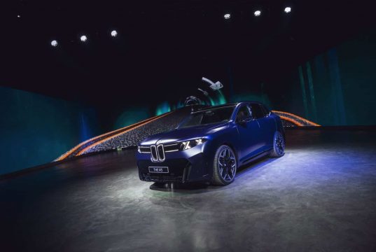 BMW iX5 2027 Difilmkan dengan Cat Biru Doff dan Interior Kulit Warna Kopi