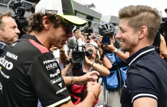 Taktik intimidasi Valentino Rossi membantu Casey Stoner dalam pertarungan sengit di MotoGP.