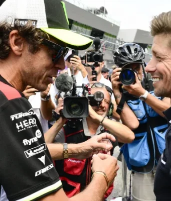 Taktik intimidasi Valentino Rossi membantu Casey Stoner dalam pertarungan sengit di MotoGP.