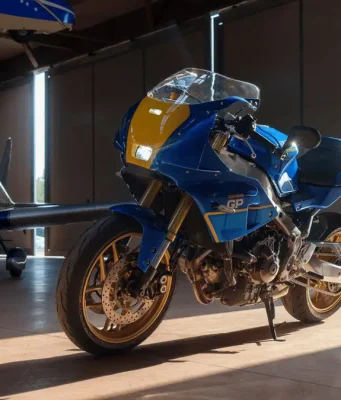 Yamaha XSR900 GP mendapatkan penyegaran warna Legend Blue untuk tahun 2027.